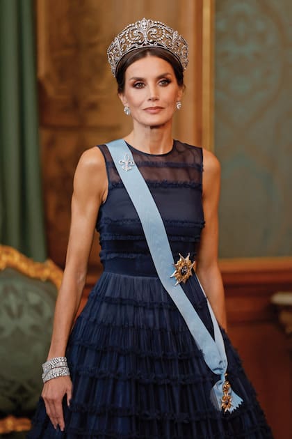 En una cena de gala con los reyes de Suecia en el Palacio Real de Estocolmo, en noviembre de 2021, con su diadema “Flor de lis” de platino y diamantes.