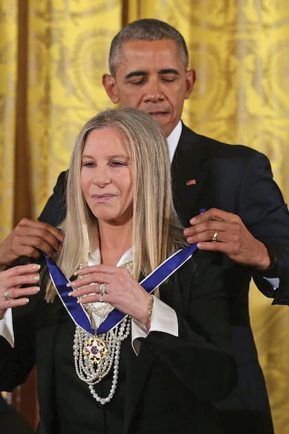 En una ceremonia celebrada en 2015 en la  Casa Blanca, el presidente Barack Obama le entrega la Medalla de la Libertad. Sólo diecisiete personas recibieron el mayor honor civil de esa nación.  
