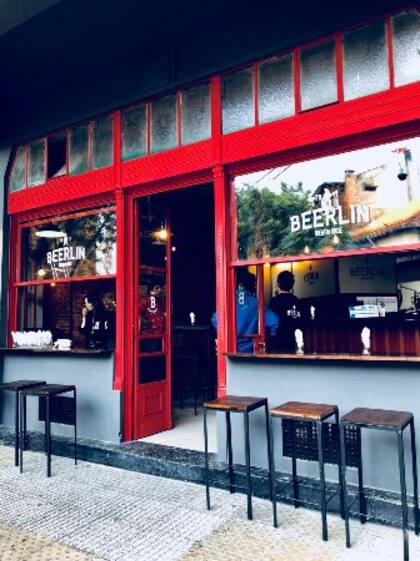 En una cervecería bien alemana, no podían faltar las salchichas