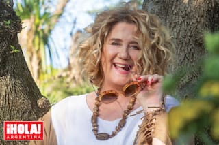 Posa en su casa junto a sus seis perros rescatados, habla de amor y nos comparte anécdotas fascinantes