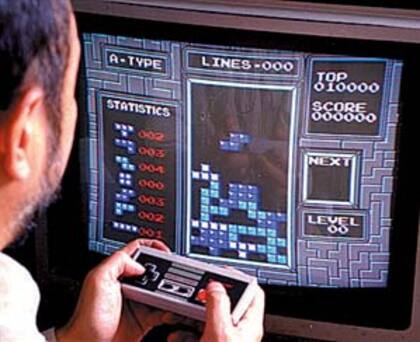 La consola NES de Nintendo llegó al mercado casi al mismo tiempo que el Tetris, y por eso se la toma de referencia; Willis Gibson logró vencer al juego usando un mando como el de la imagen