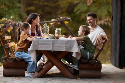 En una conversación presencial participan todos los sentidos: además de lo visual y auditivo, el tacto y el olfato juegan un papel clave, transmitiendo sensaciones únicas