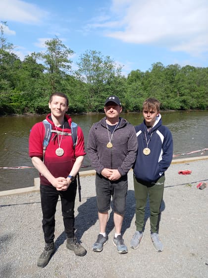 En una de las competencias que resultó ganador, con su hermano y su sobrino
