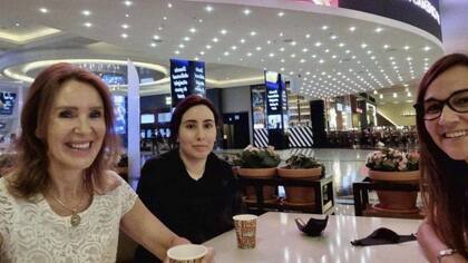 En una de las fotografías se puede ver a la princesa Latifa en el shopping con amigas