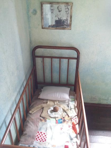 En una de las habitaciones colocaron una cuna idéntica a la que usaba el jugador de bebé