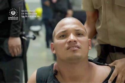 En una de las imágenes difundidas por la Secretaría de Prensa de El Salvador se ve a Mervin José Yamarte Fernández en una prisión de máxima seguridad