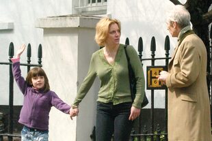 En una de las pocas fotos que los paparazzi lograron tomarle junto a su hija, Seraphina, y su nieta, Charlotte, en Londres, después de compartir un almuerzo en Fulham Road.