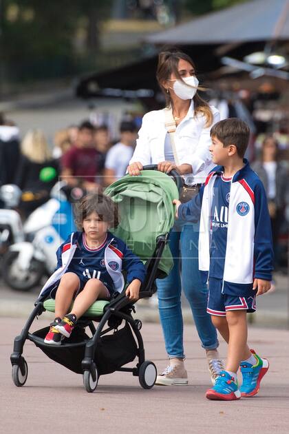 En una de las salidas a pie con mamá, Thiago, Mateo y Ciro compraron unos walkie talkie.