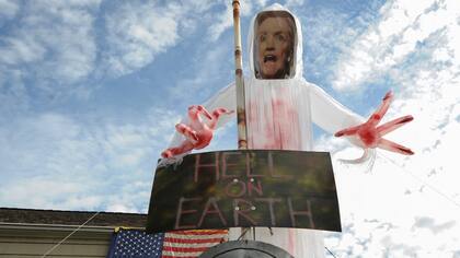 En una de las sedes del candidato presidencial republicano Donald Trump , se ve una imagen que muestra a la candidata presidencial demócrata EE.UU., Hillary Clinton, en Bellmore, Nueva York