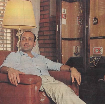 En una de las tantas entrevistas que concedió, esta vez con la revista Gente, en el living de su casa, Raúl Guglielminetti posó junto a una vitrina donde tenía pegadas calcomanías con cruces esvásticas: "No soy nazi, me gusta el diseño", repetía.