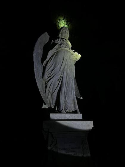 En una de las tumbas masónicas se halla un ángel dispuesto por la familia en contra de los deseos del difunto, ya que sus parientes eran católicos y este ateo