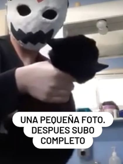 En una de sus historias, difundió la foto de un "amigo" suyo lastimando a un gato