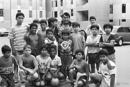 En una de sus más conocidas canciones, Chacalón les canta a los niños pobres de todo el mundo