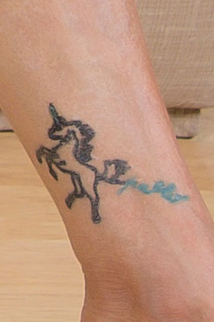 En una de sus piernas tiene tatuado un unicornio azul, inspirado en la canción de Silvio Rodríguez, sobre el que escribió el nombre de su último amor. Dice que nunca lo va a borrar “porque cuando lo miro recuerdo lo mágico que tuve con él”.