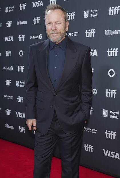 En una de sus primeras apariciones públicas tras la muerte de su padre Donald, Kiefer Sutherland asistió en Toronto al estreno de Takin' Care of Business, que relata la búsqueda de la estrella de rock Randy Bachman de las cosas que perdió a lo largo de su vida, incluida su querida guitarra Gretsch de 1957, y cómo las recuperó