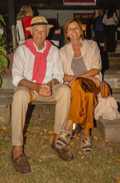 En una de sus primeras salidas públicas tras el fallecimiento de su hermana, Olga Naum, la diseñadora Graciela Naum y su esposo Jorge Aguirre asistieron a la exhibición del fotógrafo Marcos López. Se trata de "Desaforado" en Espacio Foto Arte en Punta del Este