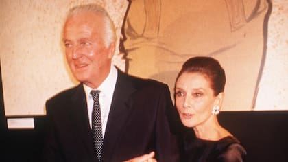 En una de sus últimas apariciones públicas, acompañada por el diseñador Hubert de Givenchy