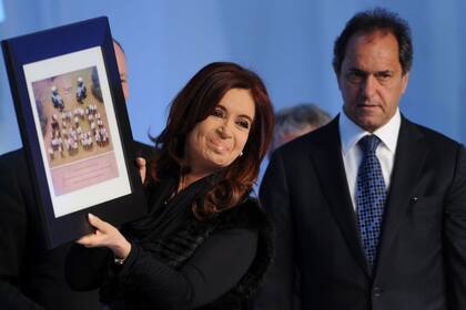 En una de sus últimas cadenas nacionales, Cristina Kirchner criticó duramente al gobernador Daniel Scioli