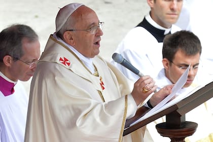 En una emotiva ceremonia, el papa Francisco proclamó la santidad de Juan XXIII y Juan Pablo II ante Benedicto XVI