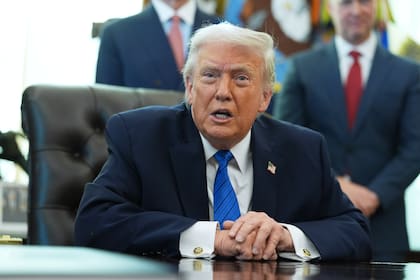En una entrevista con Dan Bongino, Trump sugirió que el control federal en "15 lugares" es necesario para combatir irregularidades que incluyen el voto ilegal masivo de inmigrantes