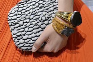 El polémico uso de meteoritos argentinos en el desfile de Christian Dior