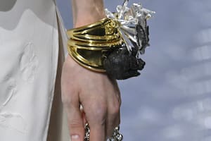 El polémico uso de meteoritos argentinos en el desfile de Christian Dior