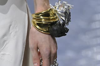 El polémico uso de meteoritos argentinos en el desfile de Christian Dior