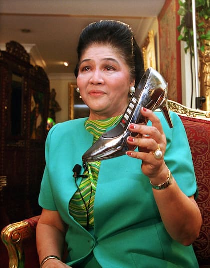 En una entrevista realizada en 1999, con un teléfono dentro de un zapato, en alusión a su cuestionada colección 
