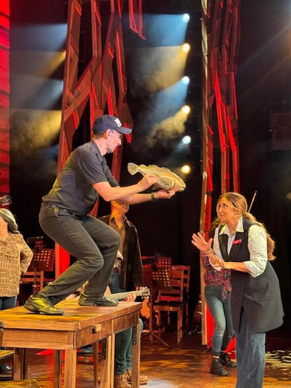 En una escena de "Come From Away"