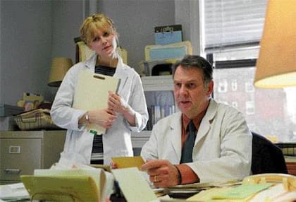 Kirsten Dunst y Tom Wilkinson también tienen memorables papeles como el staff médico que realiza el procedimiento de borrado de recuerdos