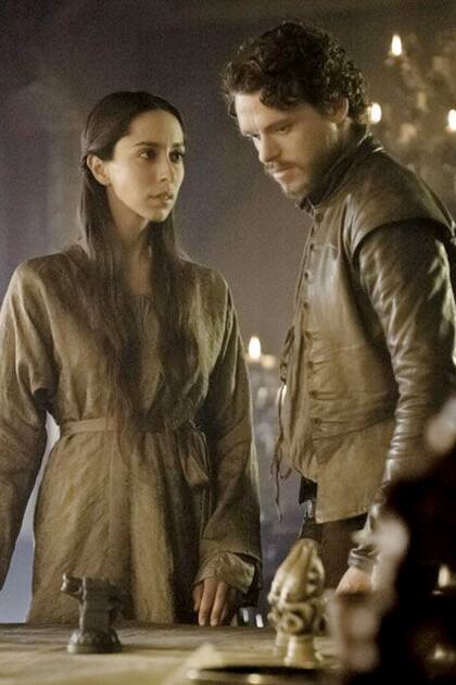 En
una escena
de Game of
Thrones donde
interpretó
a Talisa
Maegyr. Aquí
la vemos
junto al actor
Richard
Madden (su
papel era
Robb Stark,
Rey en el
Norte), su
marido en
la serie