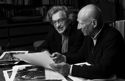 En una escena de "La sal de la Tierra", Wim Wenders y el fotógrafo Sebastião Salgado, protagonista del documental