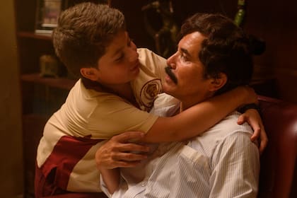 En una escena de la serie Dear Killer Nannies, Juan Pablo de pequeño (interpretado por el actor Miguel Tamayo) junto a su padre (que en esta producción es realizado por John Leguizamo)