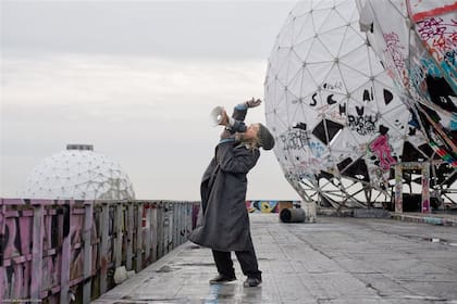 En una escena de Manifesto filmada en las afueras de Berlín, Cate Blanchett declama el Manifiesto Situacionista de Guy Debord. Foto: Gentileza Fundación Proa