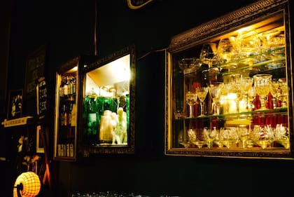 En una esquina inusual de San Telmo, el bar atrae por la calidad de su coctelería.