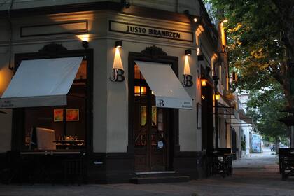 En una esquina quilmeña espera Justo Brandzen y su carta gourmet