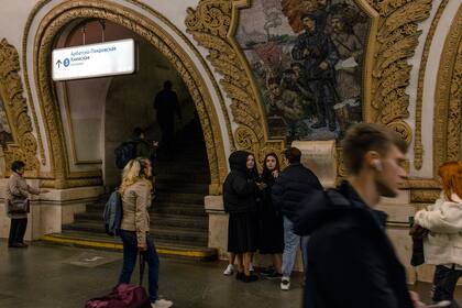 En una estación de metro en Moscú, la mayoría de los viajeros son mujeres el lunes 10 de octubre de 2022