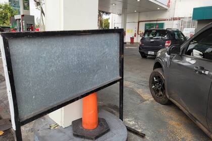 En una estación dieron vuelta el cartel de venta de GNC.