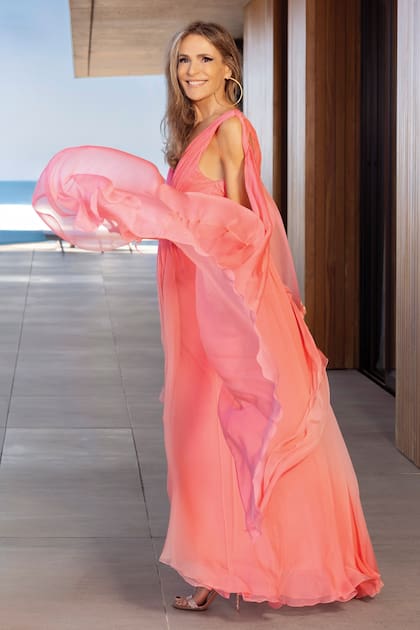 En una exclusiva producción para
¡HOLA! Argentina con otro vestido-capa