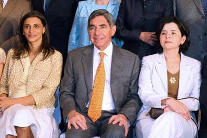 En una foto de 2006, se observa al entonces presidente electo de Costa Rica, Óscar Arias, junto a la entonces ministra de Salud, María Luisa Ávila (derecha)