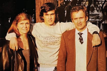 En una foto de adolescente, con sus padres, Martina de Estrada Láinez y Adolfo Cambiaso.