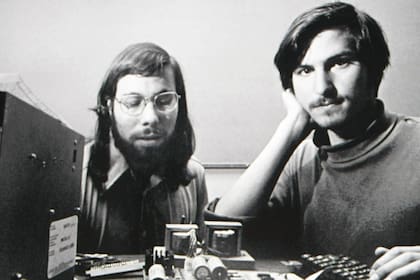 En una foto de archivo, Steve Jobs junto a Steve Wozniak, en los inicios de Apple