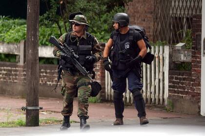 En una foto del año 2006: fuerzas especiales rodean el Banco Río de Acassuso, mientras Vitette y sus cómplices tomaban rehenes para abrir las cajas de seguridad