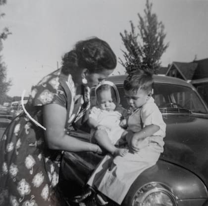 En una foto familiar, el pequeño Robert Prevost aparece junto a su hermano mayor, Louis Prevost, y su madre, Mildred Prevost.