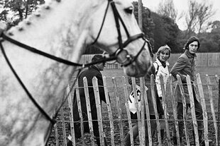 En una foto histórica tomada en 1968, los vemos en Windsor, en un desfile de caballos. “Al final de dos años de [consumir] anfetaminas y heroína estaba muy enfermo. Frené de un día para el otro, por mí y por mi mujer”, reveló Charlie, que a mediados de los 80 tuvo un breve paseo por las sustancias prohibidas.