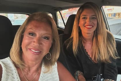 En una foto reciente con su madre, la reconocida
periodista Carolina Perín. “Ella ha sido siempre mi fan número uno. Está orgullosa de mí: sabe que hice mi camino sola”, dice Manu.