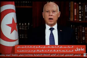 Tensión en Túnez: el presidente Kais Saied echa al premier y disuelve el Parlamento