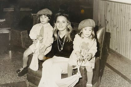 En una foto vintage junto a su mamá, ex relacionista pública del Campo Argentino de Polo, y su hermano mayor Martín, un destacado jinete (fue campeón de equitación y estuvo en el equipo olímpico)