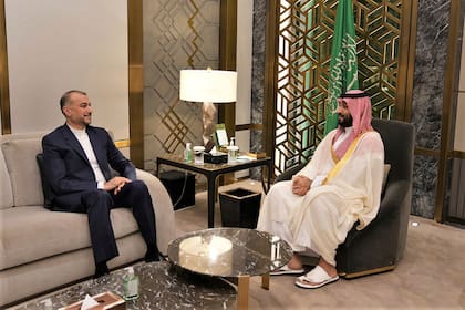 En una fotografía emitida por el Ministerio del Exterior iraní, el ministro Hossein Amirabdollahian, izquierda, conversa con el príncipe heredero saudí Mohammed bin Salman, en Yeda, Arabia Saudí, el viernes 18 de agosto de 2023. (Ministerio del Exterior iraní vía AP)
