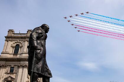 En una fotografía publicada por el Ministerio de Defensa británico el 8 de mayo de 2020, las Flechas Rojas de la Royal Air Force realizan un despegue aéreo en el centro de Londres para conmemorar el 75 aniversario del Día de la Victoria en Europa